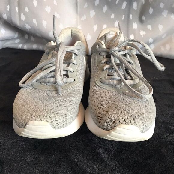 Nike Tanjun Gray / White Sneakers - 7.5 - Picture 6 of 13